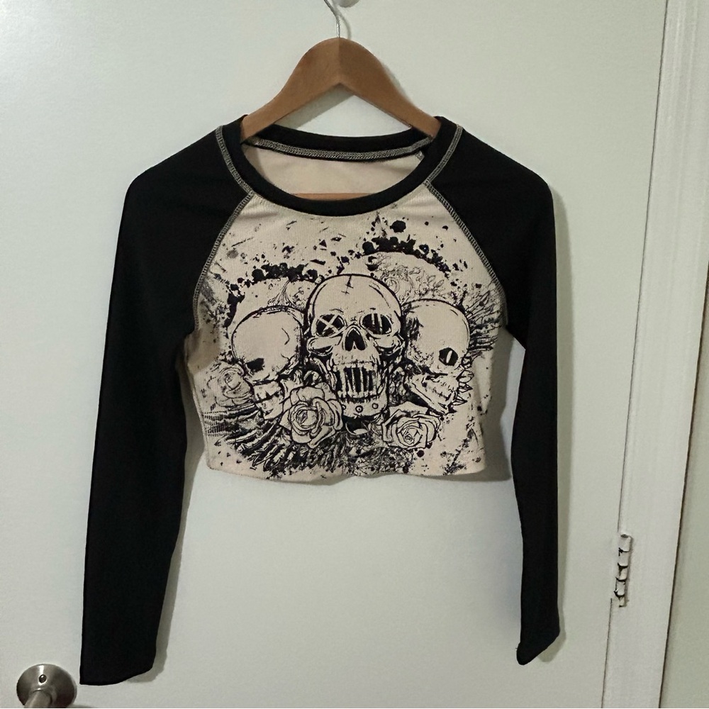 ROMWE Black and Cream Skull Graphic Long Sleeve Crop Top